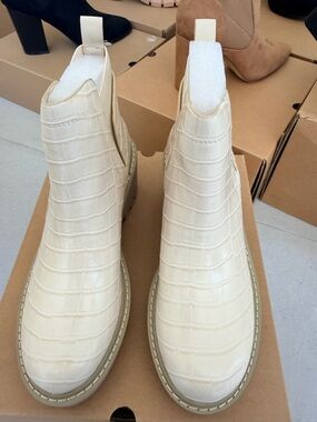 Women's Cream Croc-Embossed Chelsea Boots